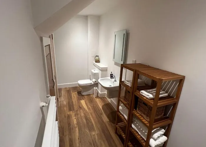 New 1Bd Contemporary Flat Upper Dunblane