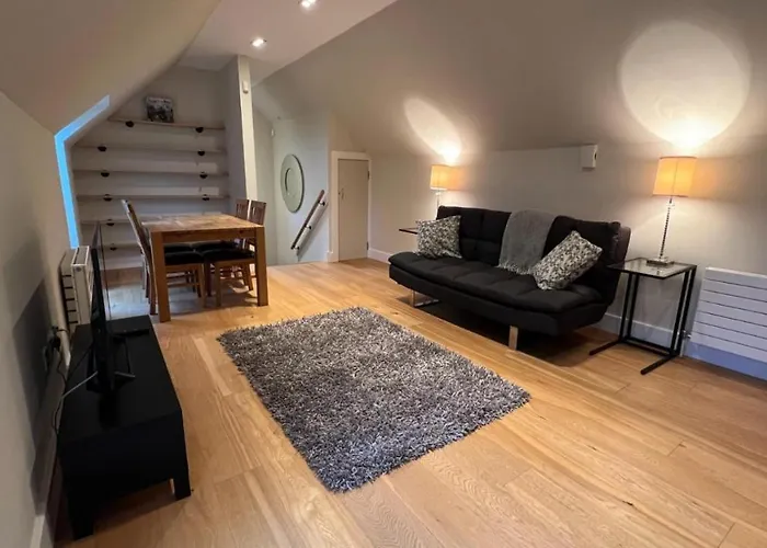 New 1Bd Contemporary Flat Upper Dunblane