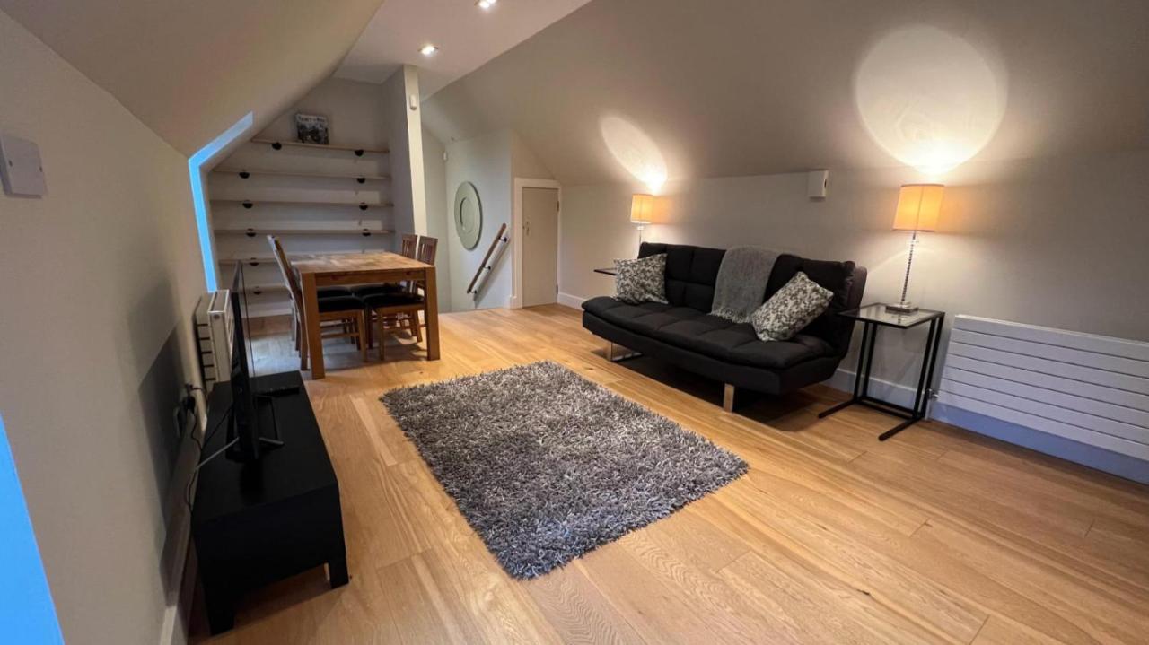 New 1bd Contemporary Flat Upper *