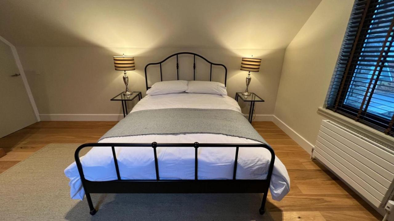 New 1bd Contemporary Flat Upper Apartment