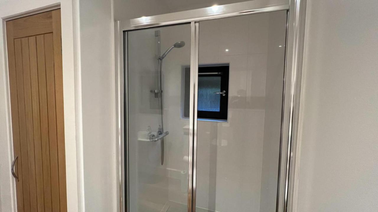 New 1bd Contemporary Flat Upper