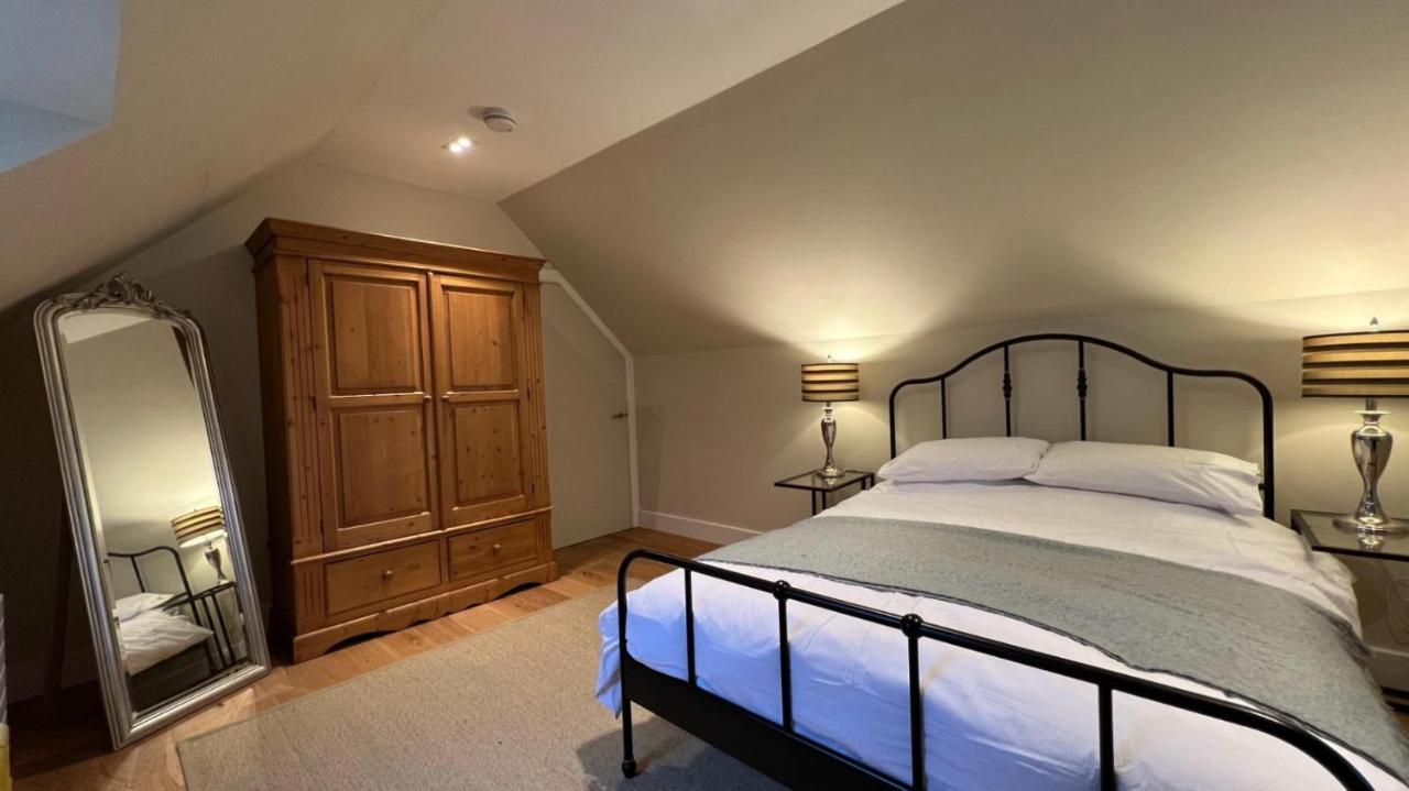 New 1bd Contemporary Flat Upper Apartment
